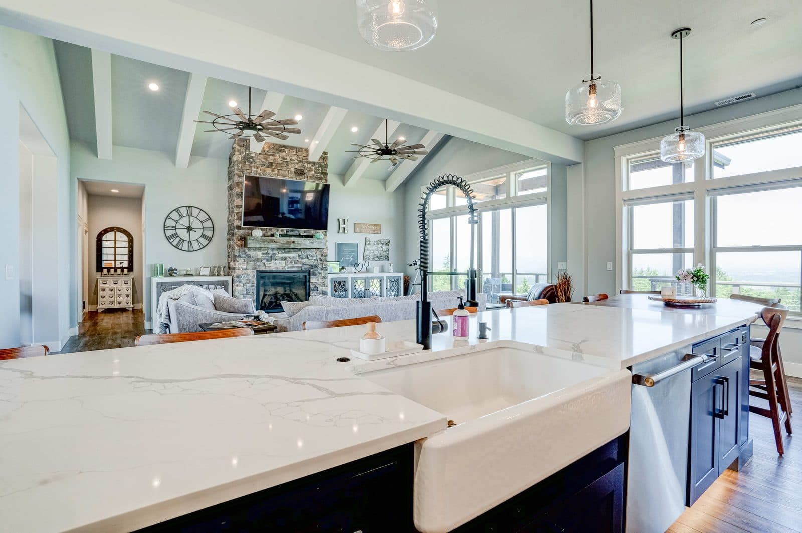 Custom home great room with vaulted ceilings built by Creekside Homes